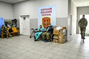 Los pacientes en el pasillo del Hospital Militar de Zaporiyia 