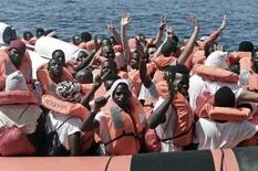 La impactante imagen que muestra a tres migrantes que viajaron en la pala del timón de un buque