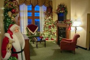 Las habitaciones están repletas de decoraciones navideñas