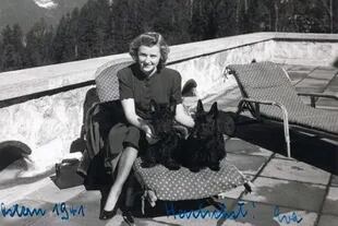 Eva Braun junto a sus dos amados perros terrier, Negus y Stasi