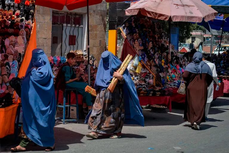 Retro: los talibanes devuelven todo el velo total obligatorio para las mujeres y dicen que es «mayor para todos elus permanentemente en el caso».