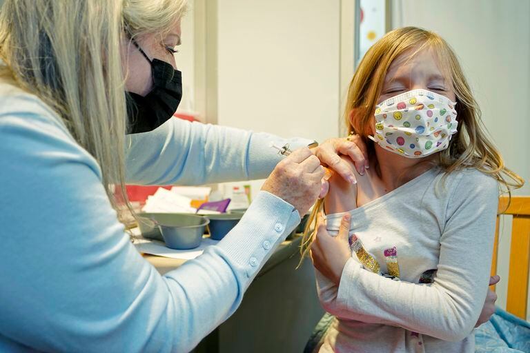 Una niña recibe la vacuna contra el coronavirus el martes 9 de noviembre del 2021, en Seattle. La Casa Blanca dijo el 17 de noviembre que aproximadamente 10% de los niños elegibles entre 5 y 11 años han recibido una dosis de la vacuna de Pfizer contra el coronavirus desde su aprobación para uso en ese grupo hace dos semanas