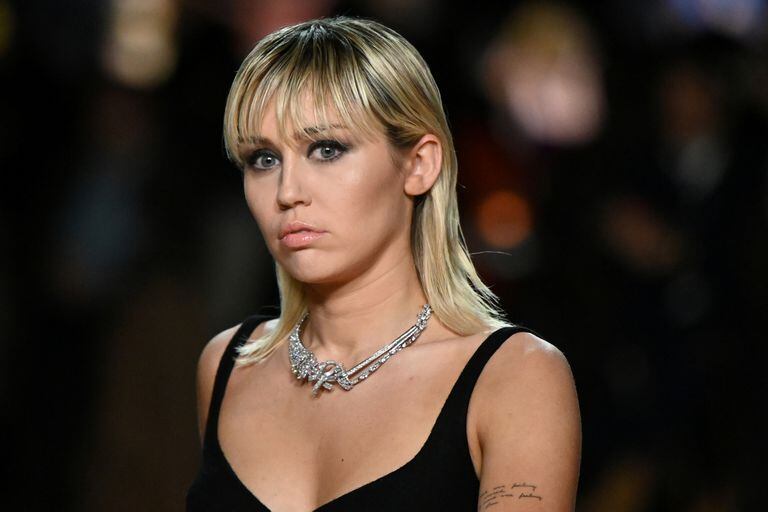 Miley Cyrus cantó "Help!" en un estadio vacío: los motivos