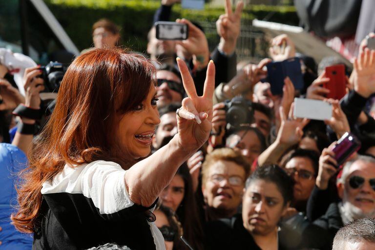 “Este viernes nos volvemos a encontrar en la plaza, va a haber música para disfrutar y vamos a estar con Alberto y con Lula”, dijo Cristina Kirchner