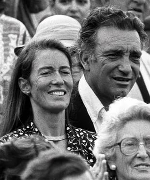 Susan Barrantes, madre de Sarah Ferguson, duquesa de York, aparece el 20 de julio de 1986 con su segundo marido, el jugador de polo argentino Héctor Barrantes
