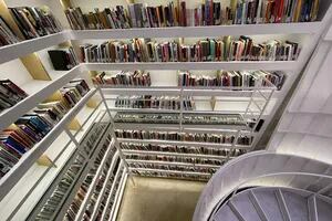 El Museo de Arte Moderno de Buenos Aires estrena biblioteca: un laberinto de libros
