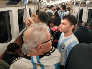 El subte, abarrotado de hinchas argentinos