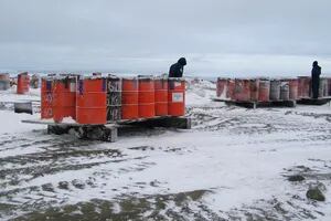El largo viaje a bordo del Irízar de la basura que se genera en la Antártida