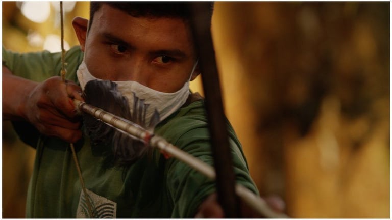 Uno de los indígenas que habita en el Amazonia intentando detener la invasión Foto: BBC