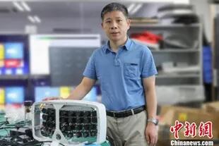 Zeng Xiaoyang junto a la cámara de 500 megapixeles que forma parte del sistema de inteligencia artificial utilizado para el reconocimiento facial en multitudes