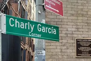La esquina de la tapa de Clics Modernos en Nueva York ahora lleva el nombre de Charly García