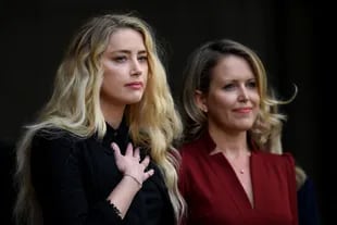 Amber Heard, a la salida del tribunal al encontrarse con la prensa