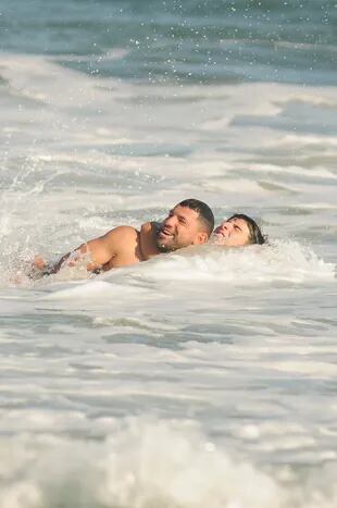 Entre las olas, padre e hijo a pura risa. 