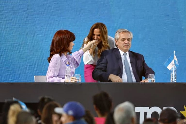 El choque de puños entre Cristina Kirchner y Victoria Tolosa Paz ayer en el cierre de campaña del FdT