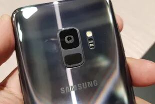 El nuevo diseño trasero del Galaxy S9: la cámara de apertura variable, el sensor de huellas digitales abajo, el monitor de ritmo cardíaco y presión al costado (y las huellas digitales inevitables, por todos lados)
