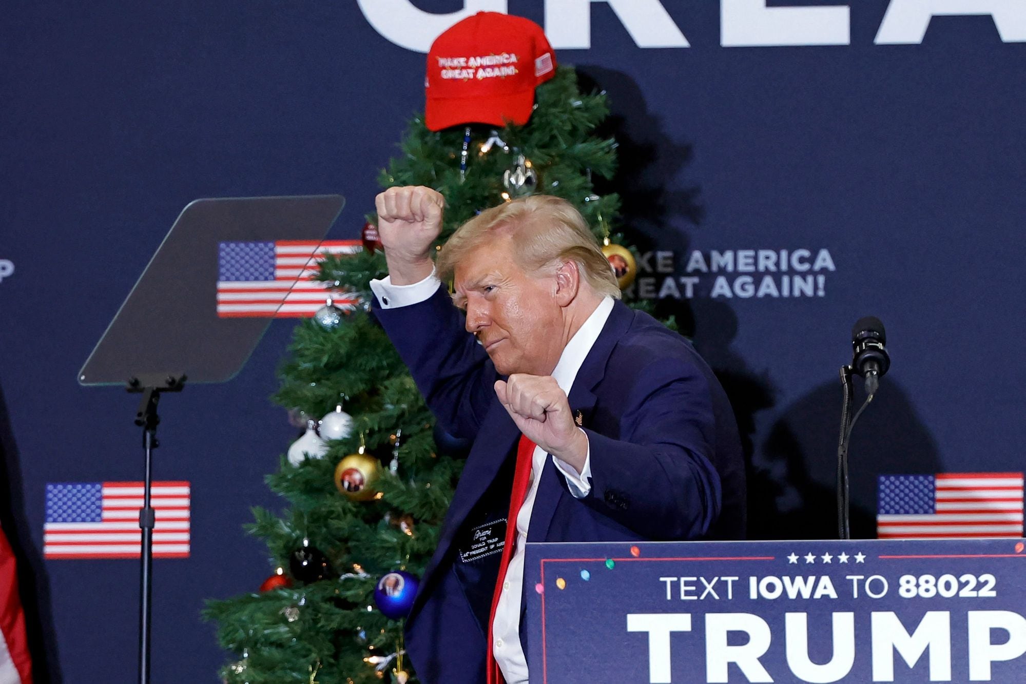 El ex presidente de Estados Unidos y aspirante a la presidencia de 2024, Donald Trump, hace gestos durante un evento de campaña en Waterloo, Iowa, el 19 de diciembre de 2023