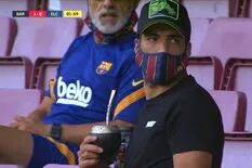 La TV reveló qué miraba Luis Suárez en su celular durante el amistoso del Barça