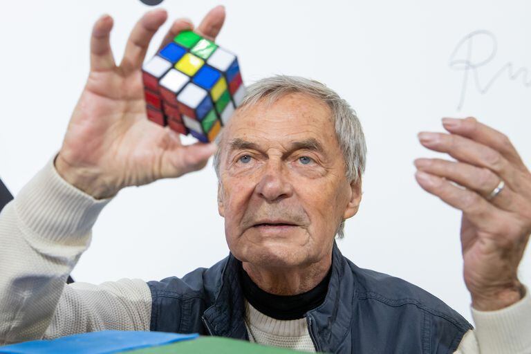 Erno Rubik, inventor del cubo que lleva su apellido