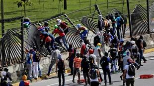 Decenas de manifestantes derribaron las rejas de la base La Carlota, en Caracas, donde anteayer un militar mató al joven David Vallenilla