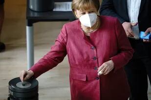 La canciller Ángela Merkel votando la nueva ley de emergencia para frenar el aumento de contagios de coronavirus en el parlamento alemán el 21 de abril de 2021