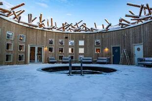 El edificio redondo con piscina de agua helada es el emblema constructivo del Arctic Bath.