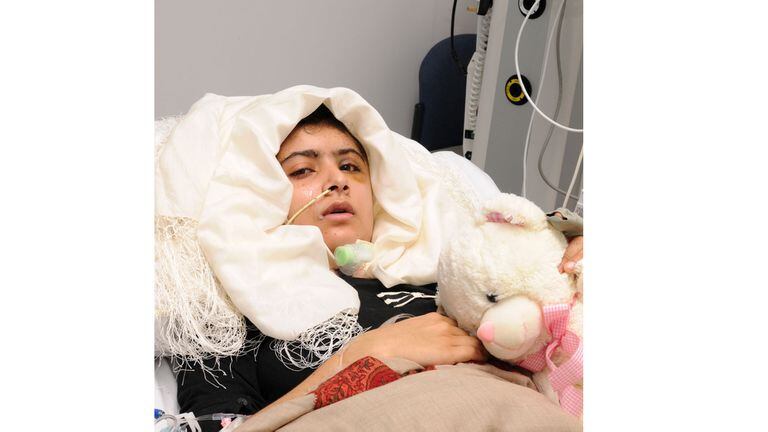 Malala Yousefzai en el hospital luego de ser atacada por los talibanes