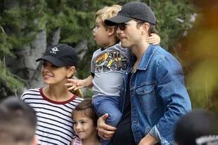 Ashton Kutcher y Mila Kunis, junto a sus hijos