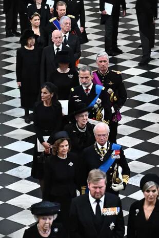 El rey Willem-Alexander de los Países Bajos (centro inferior), la reina Máxima de los Países Bajos (abajo a la derecha), la reina Silvia de Suecia (segunda fila a la izquierda), el rey Carlos Gustav XVI de Suecia (quinta fila a la derecha), la reina Margarita II de Dinamarca (quinta fila a la izquierda), el rey Felipe VI (cuarta fila a la derecha), la reina Letizia de España (cuarta fila a la izquierda), la reina Matilde de Bélgica (sexta fila a la izquierda) y el rey Felipe de Bélgica (sexta fila a la derecha) asisten al funeral estatal de la reina Isabel II de Gran Bretaña, en Westminster Abbey en Londres el 19 de septiembre de 2022. (Photo by Ben Stansall / POOL / AFP)