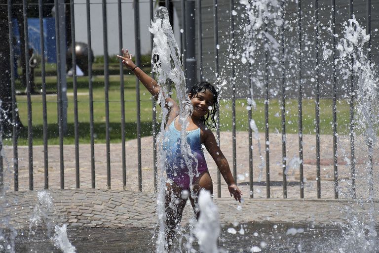 El gobierno busca generar conciencia sobre el uso del agua en estos días de calor extremo