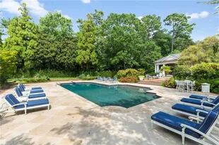 La piscina de Mariah Carey tiene incluso una casa a un costado