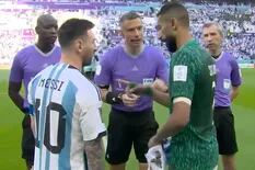 El gesto de admiración hacia el 10 argentino del capitán de Arabia Saudita al empezar el partido