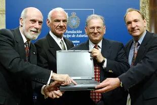 Vinton Cerf, Lawrence Roberts (promotor de Arpanet), Bob Kahn y Tim Berners-Lee (creador de la Web) en 2002, cuando recibieron el Príncipe de Asturias