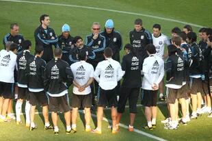 Integrando el cuerpo técnico de Maradona en el Mundial 2010: charla grupal.