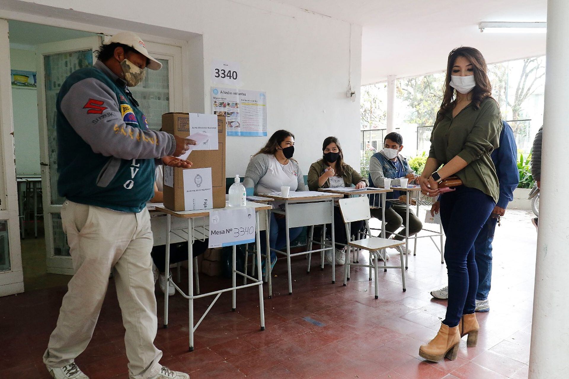 Eleccione en Tucumán: Juan Manzur saluda a sus seguidores luego de votar
