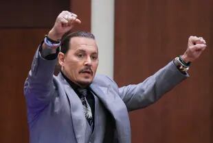 El actor Johnny Depp testifica durante el juicio en el Tribunal de Circuito del Condado de Fairfax en Fairfax, Virginia, el miércoles 20 de abril de 2022