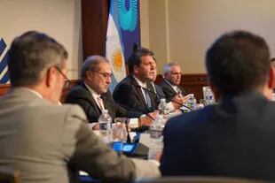Sergio Massa reunido con empresarios en la Cámara de Comercio de los Estados Unidos.