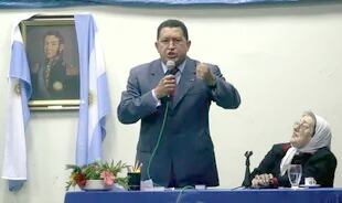 Hugo Chávez, junto a Hebe de Bonafini, al inaugurar en 2003 las cátedras bolivarianas en la Universidad de las Madres de Plaza de Mayo