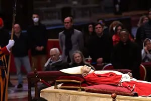 Entre turistas sorprendidos y fieles conmovidos, miles de personas despiden a Benedicto XVI en el Vaticano