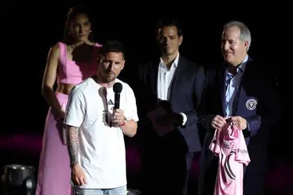 FORT LAUDERDALE, FLORIDA - JULY 16: Lionel Messi speaks during "The Unveil" introducing Lionel Messi hosted by Inter Miami CF at DRV PNK Stadium on July 16, 2023 in Fort Lauderdale, Florida.   Megan Briggs/Getty Images/AFP (Photo by Megan Briggs / GETTY IMAGES NORTH AMERICA / Getty Images via AFP)
