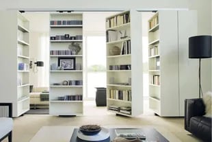 Dividir los espacios de la casa con muebles es muy útil en monoambientes o espacios pequeños