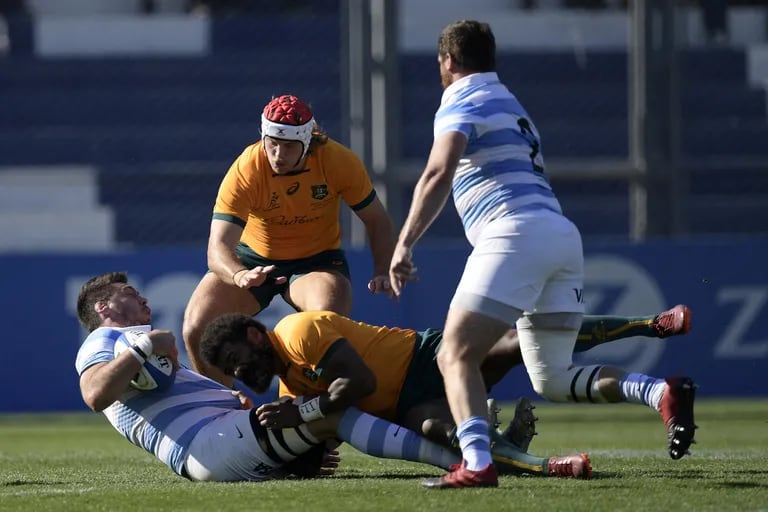 Argentina's Los Pumas lock Matias Alemanno (L) is tackled by Australia's Wallabies wing Marika Koroibete during their Rugby Championship at the Bicentenario stadium in San Juan, Argentina, on August 13, 2022. (Photo by Juan MABROMATA / AFP)