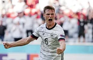 Joshua Kimmich festeja un gol para Alemania; despertó una fuerte controversia en su país por la decisión de demorar en vacunarse