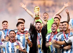 Lionel Messi de Argentina levanta el trofeo de ganador de la Copa Mundial de la FIFA Qatar 2022 durante el partido final de la Copa Mundial de la FIFA Qatar 2022 entre Argentina y Francia en el Estadio Lusail el 18 de diciembre de 2022