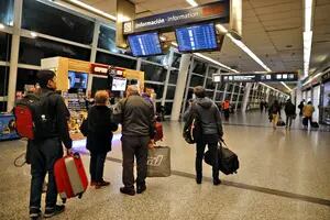 El paro de controladores vuelve a afectar vuelos en Ezeiza y Aeroparque