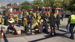 Decenas de policías y bomberos fueron los primeros en auxiliar a las víctimas en el Inland Regional Center