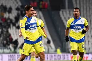 Paulo Dybala festeja el tercer gol de Juventus; Alex Sandro se acerca a felicitarlo