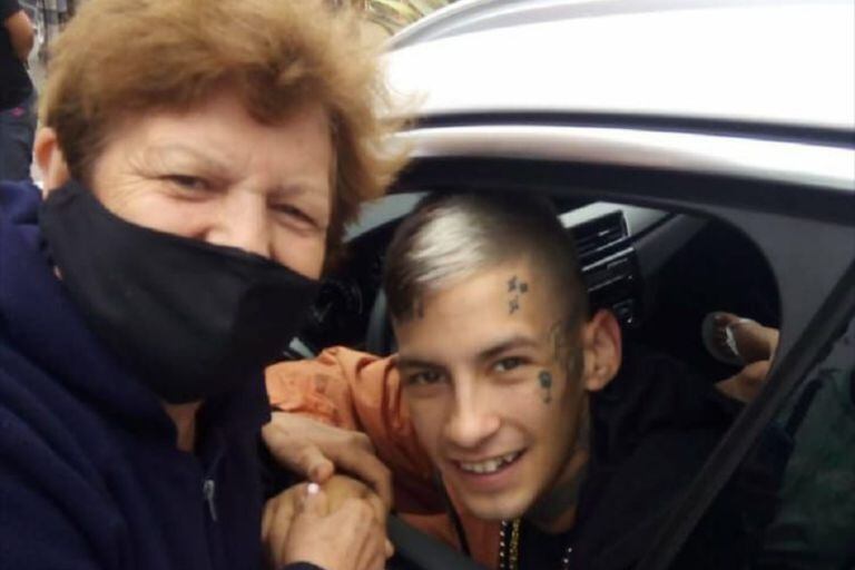 El insólito motivo por el que una foto de L-Gante con una abuela se volvió viral