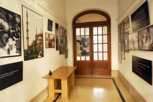 Vista del hall de la Fundación, donde se exhiben imágenes de los viajes de Borges y Kodama, en su faceta de fotógrafa