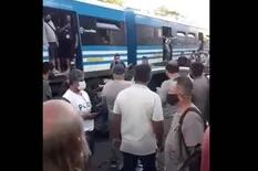 Cruzó con la barrera baja, chocó contra el tren y los pasajeros se bajaron para insultarlo y tirarle botellas