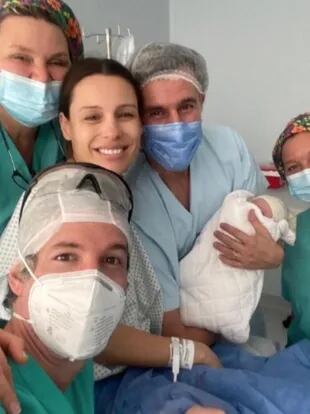 Pampita compartió fotos del parto y agradeció a todo el equipo médico del Sanatorio Otamendi